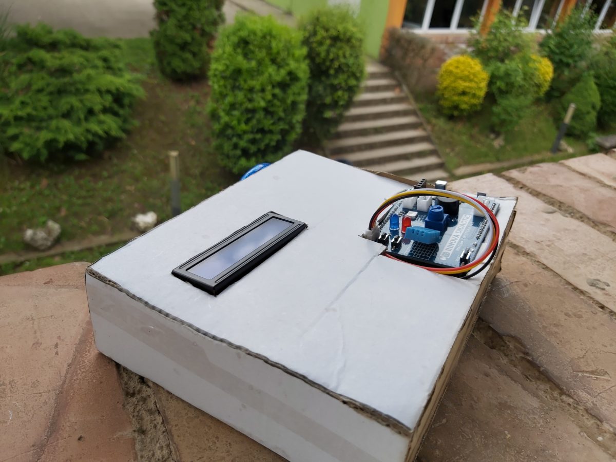 Avisador de temperatura con ArduinoBlocks y material de Innova Didàctic y Keyestudio compatible con Arduino