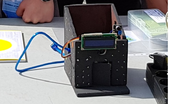 Casa domótica con ArduinoBlocks y material de Innova Didàctic y Keyestudio compatible con Arduino