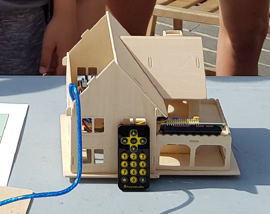 Casa domótica ii con ArduinoBlocks y material de Innova Didàctic y Keyestudio compatible con Arduino