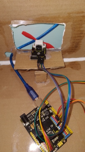 Maqueta de una clase con detector de co2 con ArduinoBlocks y material de Innova Didàctic y Keyestudio compatible con Arduino