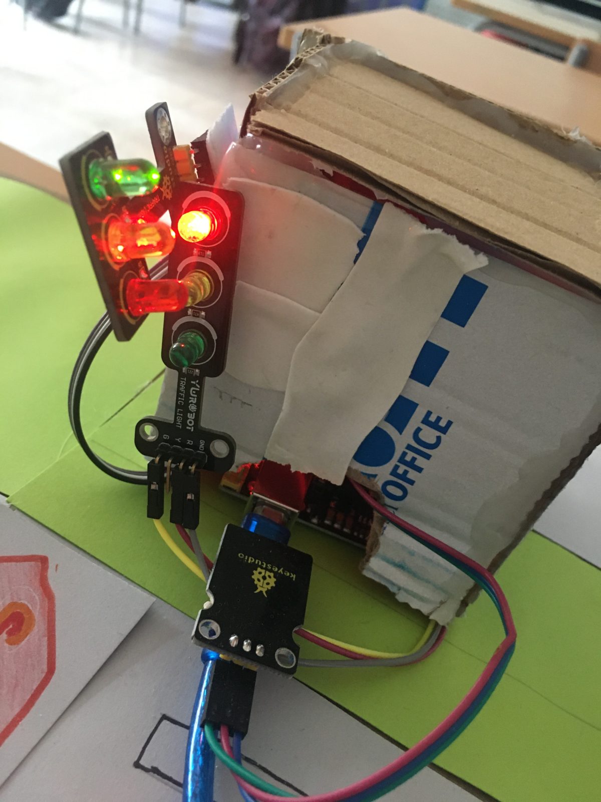 Semáforo inteligente con ArduinoBlocks y material de Innova Didàctic y Keyestudio compatible con Arduino
